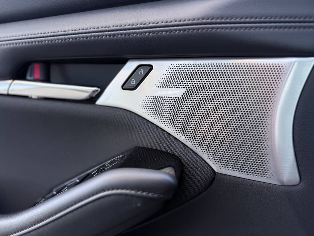 MAZDA MAZDA3 BERLINE 2024 2.0L E-SA-X M HYBRID 186 CH BVA6 EXCLUSIVE-LINE 4P